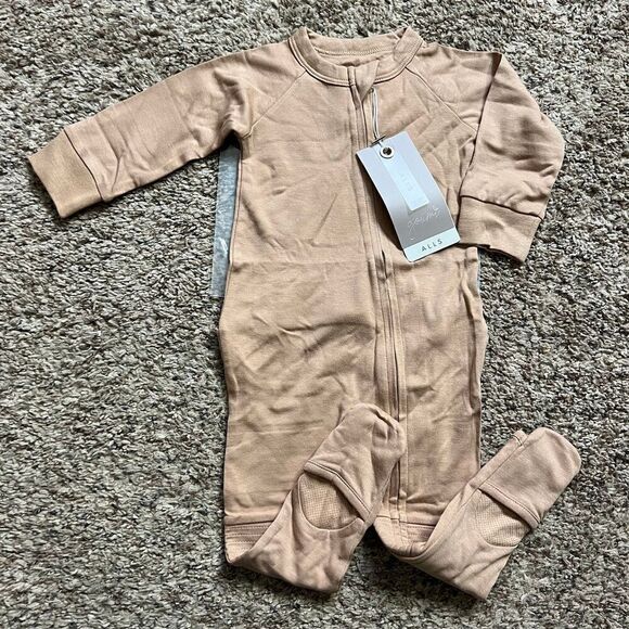 NWT Goumi Kids Sandstone Footie SZ 6-12 mo Tan Neutral Zipper Jumpsuit Bamboo - Picture 1 of 3